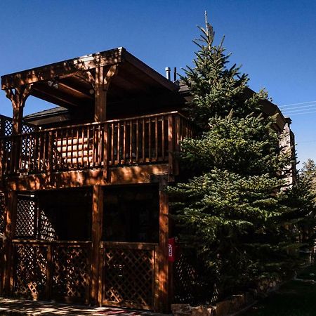 Embers Lodge & Cabins Velké Medvědí jezero Exteriér fotografie