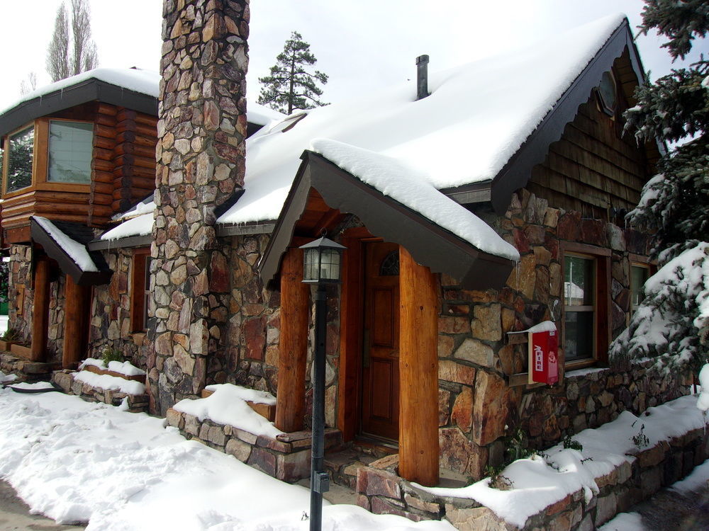 Embers Lodge & Cabins Velké Medvědí jezero Exteriér fotografie