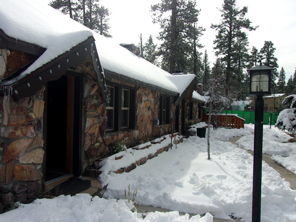 Embers Lodge & Cabins Velké Medvědí jezero Exteriér fotografie