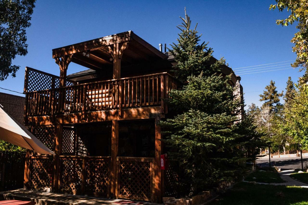 Embers Lodge & Cabins Velké Medvědí jezero Exteriér fotografie