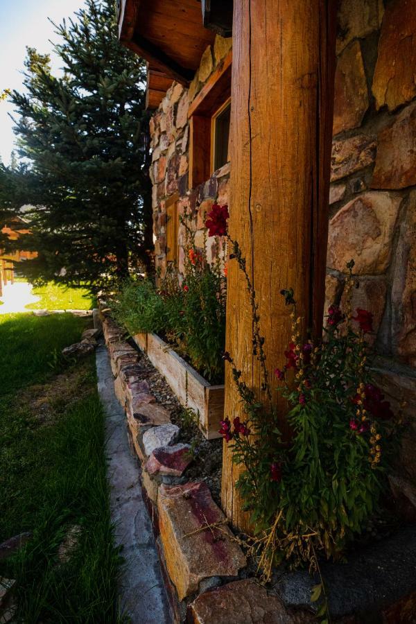 Embers Lodge & Cabins Velké Medvědí jezero Exteriér fotografie