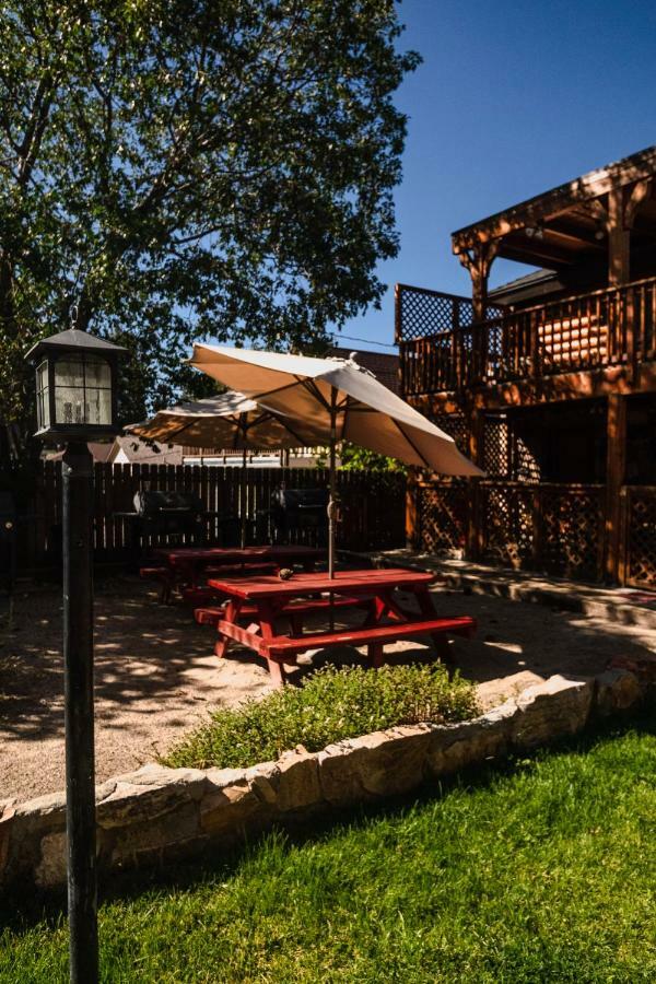 Embers Lodge & Cabins Velké Medvědí jezero Exteriér fotografie